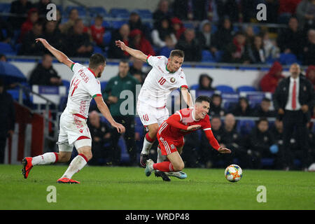 Cardiff, Regno Unito. 09Sep, 2019. Harry Wilson del Galles è imbrattata di Ivan Bakhar della Bielorussia Credito: . Il Galles v Bielorussia, sfida internazionale amichevole partita di calcio internazionale a Cardiff City Stadium di Cardiff, Galles del Sud il lunedì 9 settembre 2019. Solo uso editoriale. pic da Andrew Orchard/Andrew Orchard fotografia sportiva/Alamy Live News Foto Stock