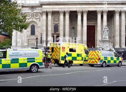 Londra, Regno Unito. 10 settembre 2019. Quattro Incident Response Units e almeno altri cinque ambulanze sono arrivati presso la Cattedrale di San Paolo a circa 3pm. I paramedici sono stati visti entrare nella cattedrale con barelle e tavole spinali Foto Stock