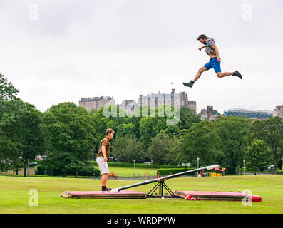 Acrobati finlandese Rauli Dahlberg & Jarno Polhuijs, Super domenica corsa di cavalli azienda usa teeterboard per saltare oltre il castello di Edimburgo,i prati, Scozia Foto Stock