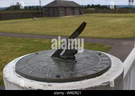 Vancouver, WA, Stati Uniti d'America - 14 Giugno 2019: la società orologio. Una replica meridiana si siede su un cavalletto di sostegno sotto il portico del capo del fattore di residenza. Foto Stock
