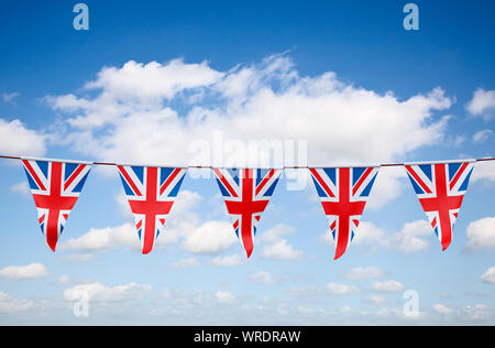 Unione Jack bunting contro un cielo blu Foto Stock