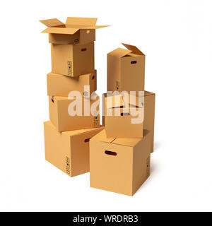 Pila di nove scatole di cartone vuote di diverse dimensioni, alcune scatole di imballaggio si aprono su sfondo bianco Foto Stock