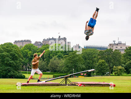 Acrobati finlandese Rauli Dahlberg & Jarno Polhuijs, Super domenica corsa di cavalli azienda usa teeterboard per saltare oltre il castello di Edimburgo,i prati, Scozia Foto Stock