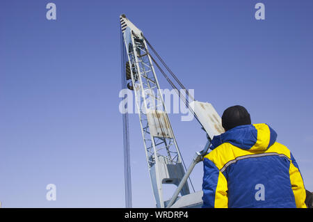 Braccio della gru di sollevamento e man Foto Stock
