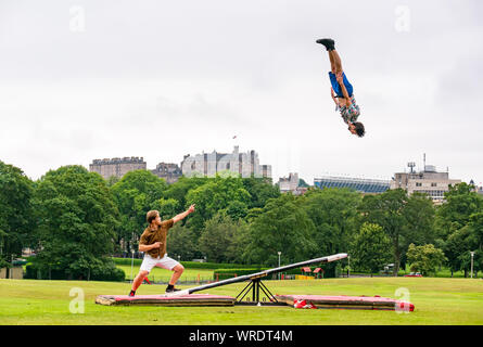 Acrobati finlandese Rauli Dahlberg & Jarno Polhuijs, Super domenica corsa di cavalli azienda usa teeterboard per saltare oltre il castello di Edimburgo,i prati, Scozia Foto Stock