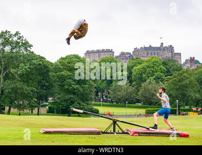 Acrobati finlandese Rauli Dahlberg & Jarno Polhuijs, Super domenica corsa di cavalli azienda usa teeterboard per saltare oltre il castello di Edimburgo,i prati, Scozia Foto Stock