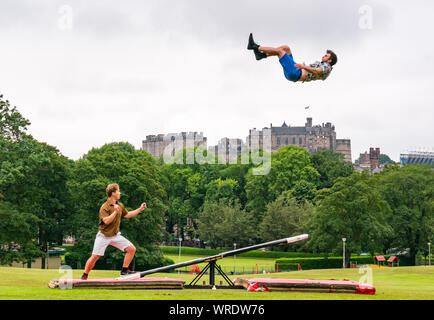 Acrobati finlandese Rauli Dahlberg & Jarno Polhuijs, Super domenica corsa di cavalli azienda usa teeterboard per saltare oltre il castello di Edimburgo,i prati, Scozia Foto Stock