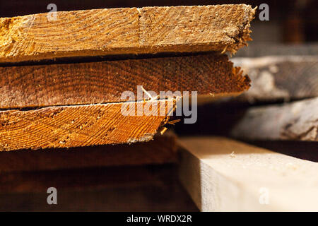 Pila di legno con tavole di legno per ulteriore lavorazione in officina in legno Carpenteria in legno massiccio Foto Stock