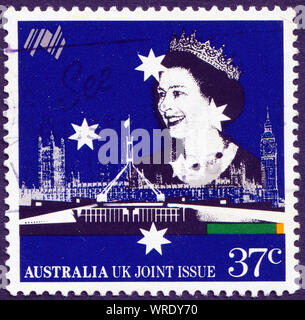 La regina Elisabetta II su vintage francobollo Foto Stock