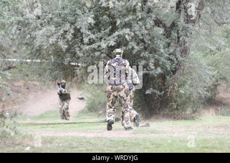 Il giocatore in paintball finalizzati al nemico. Foto Stock