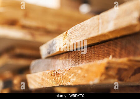 Pila di legno con tavole di legno per ulteriore lavorazione in officina in legno Carpenteria in legno massiccio Foto Stock