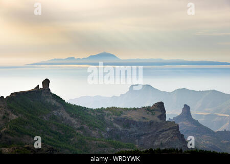 Isola di Tenerife e Roque Nublo visto dal Pozo de las Nieves. Gran Canaria Isole Canarie. Spagna Foto Stock