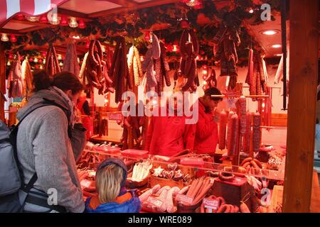 Pressione di stallo di mercato su un mercato di natale di Potsdam, la vendita di salsicce in tutte le variazioni. Il compratore e il venditore. In Germania, in Europa. Foto Stock