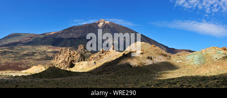 Parco Nazionale del Teide (Parque Nacional del Teide) è centrata intorno al vulcano Teide, 3718m alta, la montagna più alta della Spagna. Tenerife, Isole Canarie. Foto Stock