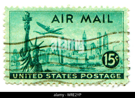 Stati Uniti Airmail francobollo che mostra immagine di Lockheed Constellation aereo volando sopra la skyline di New York e la Statua della Libertà, circa 1947. Foto Stock