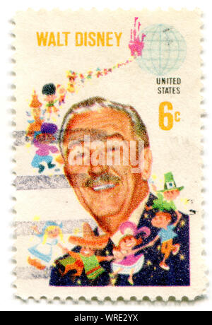 Timbro Stampato negli Stati Uniti d'America mostra Walt Disney e i bambini di tutto il mondo, circa 1980 Foto Stock