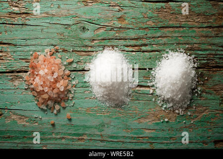 Sale Himalayano, sale fino e sale grosso su un tavolo di legno. Foto Stock