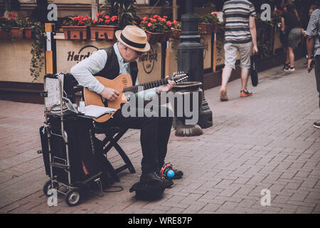 MOSCA, RUSSIA - 25 GIUGNO 2018 - musicisti di strada sul vecchio Arbat Foto Stock