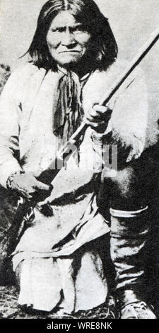 Geronimo, nativo americana leader del Chiricahua Apache con il fucile Foto Stock