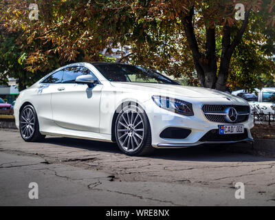 CHISINAU in Moldova-Settembre 10, 2019: Bianco Mercedes Classe S Coupe (C217) a strade di città Foto Stock