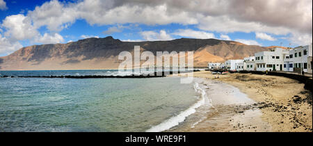 Caleta de Famara, spiaggia di Famara. Lanzarote, Isole Canarie. Spagna Foto Stock