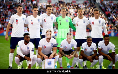 L'Inghilterra del Michael Keane (torna da sinistra a destra), Declan Riso, Harry Maguire, Giordania Pickford, Giordania Henderson, Ross Barkley, Danny Rose (anteriore da sinistra a destra), Harry Kane, Kieran Trippier, Raheem Sterling e Marcus Rashford posano per una foto prima di kick-off Foto Stock