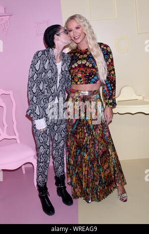 Presso gli arrivi per Alice + Olivia di Stacey Bendet presentazione, la Settimana della Moda di New York: la mostra in radice Studio, New York, NY, 9 settembre 2019. Foto di: RCF/Everett Collection Foto Stock