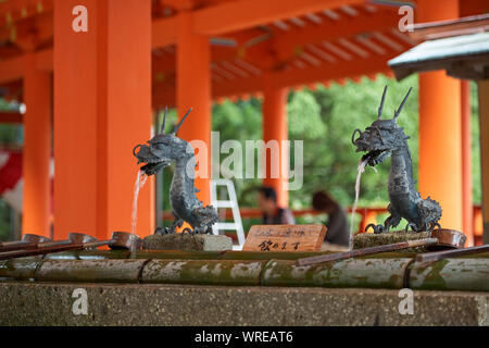 SHINGU, Giappone - 27 ottobre 2007: Un chozuya o temizuya - un acqua Shinto abluzione padiglione per un cerimoniale di rito di purificazione (temizu) a Kumano Haya Foto Stock