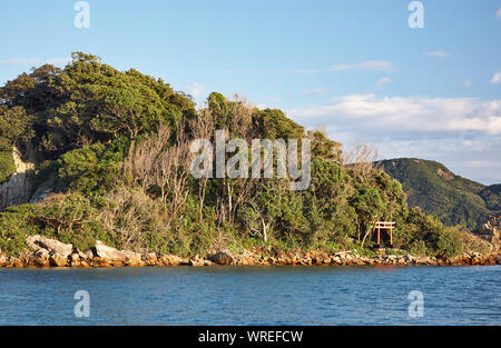 La vista del litorale vicino a Kushimoto con il torii di sacrario scintoista dedicato alla dea Benten alla luce del tramonto. Wakayama Prefettura. Honshu. Jap Foto Stock