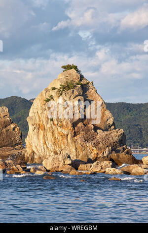 Il pilastro separato-rock del Hashigui-iwa ponte in prossimità di Kushimoto alla luce del tramonto. Wakayama Prefettura. Honshu. Giappone Foto Stock