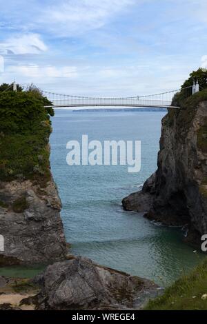 Towan Beach in Newquay, Cornwall. Una passerella sospesa tra due scogliere Foto Stock