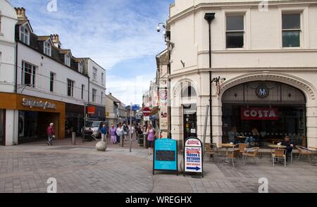 Vista in Bank Street, Newquay centro città, Cornwall Regno Unito.Costa caffè e negozi Superdry. Foto Stock