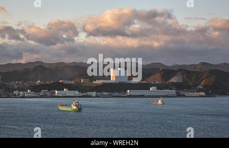 La vista mare della città Kushimoto litorale circondato dalle montagne alla luce del tramonto. Wakayama Prefettura. Honshu. Giappone Foto Stock