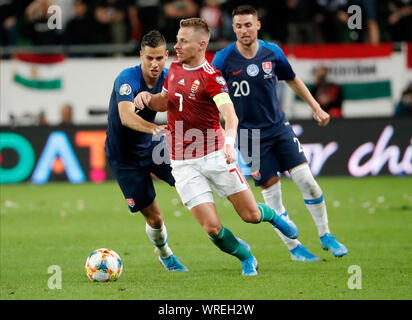 BUDAPEST, Ungheria - 9 settembre: Balazs Dzsudzsak di Ungheria #7 lascia David Hancko della Slovacchia (l) e Robert Mak della Slovacchia #20 dietro durante il 2020 il Campionato Europeo UEFA di gruppo e partita di qualificazione tra Ungheria e Slovacchia a Groupama Arena il 9 settembre 2019 a Budapest, Ungheria. Foto Stock