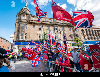 Tutti sotto uno striscione indipendenza (AUOB) rally, Perth, Scotland, Regno Unito. Un contatore di protesta dei sostenitori degli Unionisti chiamato una forza per il bene dietro barrier Foto Stock