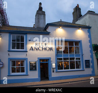 Il Blue Anchor Inn pub accanto al porto di Brixham, Devon, Regno Unito Foto Stock