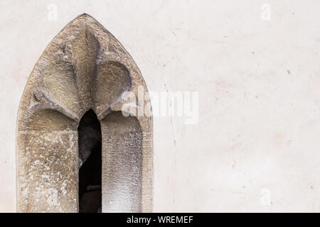 Gothic arco in pietra sul telaio di una finestra dettagli su edificio medievale a Sopron, Ungheria con spazio di copia Foto Stock