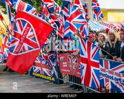 Tutti sotto uno striscione indipendenza (AUOB) rally, Perth, Scotland, Regno Unito. Un contatore di protesta dei sostenitori degli Unionisti chiamato una forza per il bene dietro barrier Foto Stock