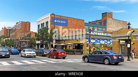 West 25th Street è la strada principale che passa attraverso la città Ohio, un quartiere gentrifying vicino al centro cittadino di Cleveland, Ohio, USA. Foto Stock