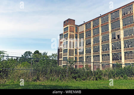 La Richman Brothers Factory sulla East 55th Street di Cleveland, Ohio, USA, si trova accantonato e abbandonato dopo aver fermato la sua produzione nel 1990. Foto Stock