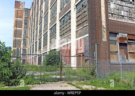 La Richman Brothers Factory sulla East 55th Street di Cleveland, Ohio, USA, si trova accantonato e abbandonato dopo aver fermato la sua produzione nel 1990. Foto Stock