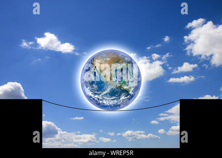 Il mondo in equilibrio su una fune - concetto con immagine dalla NASA Foto Stock