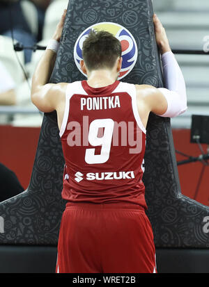 Shanghai, Cina. Decimo Sep, 2019. Mateusz Ponitka di Polonia reagisce durante il trimestre-match finale tra la Spagna e la Polonia al 2019 FIBA World Cup a Shanghai in Cina orientale, Sett. 10, 2019. Credito: Ding Ting/Xinhua/Alamy Live News Foto Stock