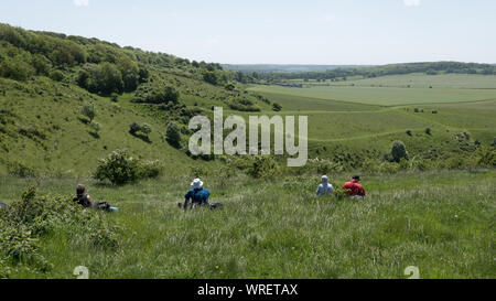 Walkers sosta per il pranzo di Chiltern modo in Chilterns nel Buckinghamshire Foto Stock