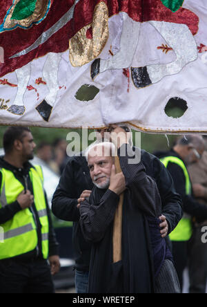 Shia musulmani raccogliere per la processione di Ashura di Rusholme, Manchester, UK, 2019 Foto Stock