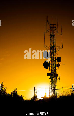 Radio e telefono cellulare cell broadcast torri di comunicazione e ricevitori Foto Stock