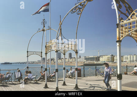 Vista dal Palace Pier verso West Pier, Brighton, East Sussex, England, UK. Circa anni '80 Foto Stock