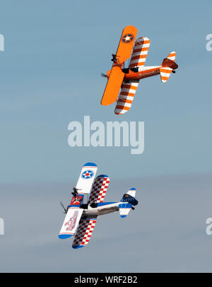 Il Aerosuperbatics Wingwalkers effettuando al 2019 Southport Air Show, Merseyside, Regno Unito Foto Stock