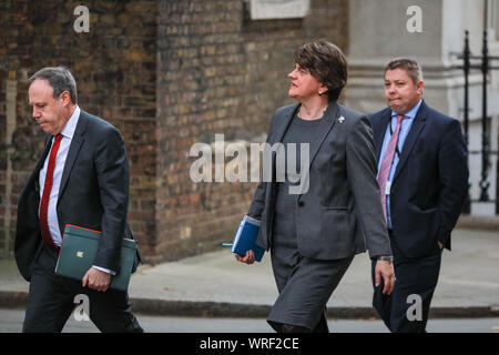 Westminster, Londra, decimo Sep 2019. DUP leader Arlene Foster e vice leader Nigel Dodds immettere n. 10 di Downing Street in Westminster, ha detto di essere incontro il Primo Ministro Boris Johnson. La DUP è attualmente in un governo di coalizione con il Partito conservatore. Credito: Imageplotter/Alamy Live News Foto Stock