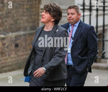 Westminster, Londra, decimo Sep 2019. DUP leader Arlene Foster e vice leader Nigel Dodds immettere n. 10 di Downing Street in Westminster, ha detto di essere incontro il Primo Ministro Boris Johnson. La DUP è attualmente in un governo di coalizione con il Partito conservatore. Credito: Imageplotter/Alamy Live News Foto Stock